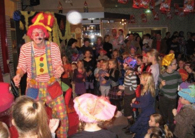 Kindervermaak clown in kabouterdorp