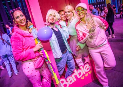 foto Barbie meets Ken in barbiedoors