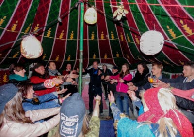 Waarzegster entertainment groep in tent
