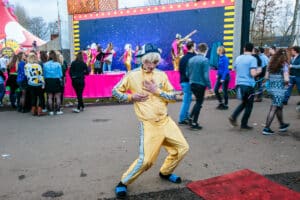 straattheater ordi danser in trainingspak
