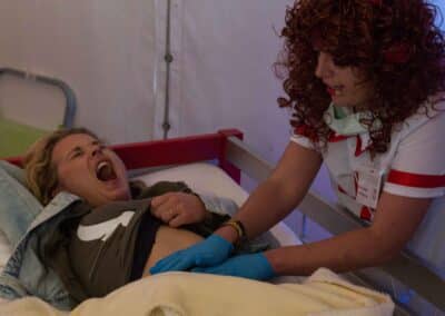 Buikbehandeling van vrouw in crazy hospital