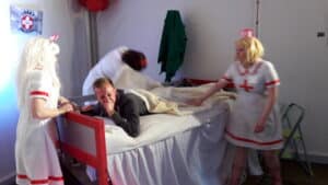 Behandeling man in crazy hospital op festival