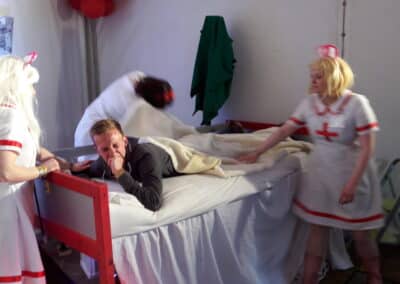 Behandeling man in crazy hospital op festival