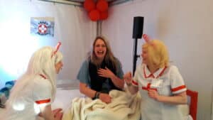 Vrouw lacht in bed crazy hospital op paaspop