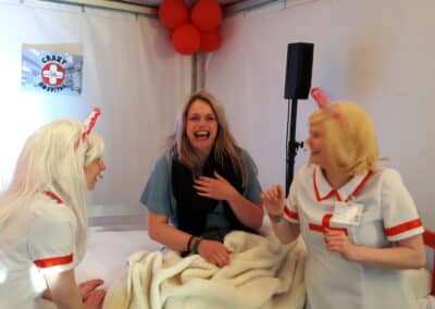 Vrouw lacht in bed crazy hospital op paaspop