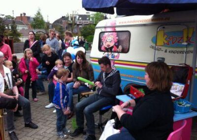 la vache qui rit -kinderen bij het busje met ballonnenkunstenaar