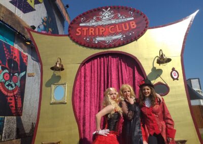 stripclub groepsfoto overdag